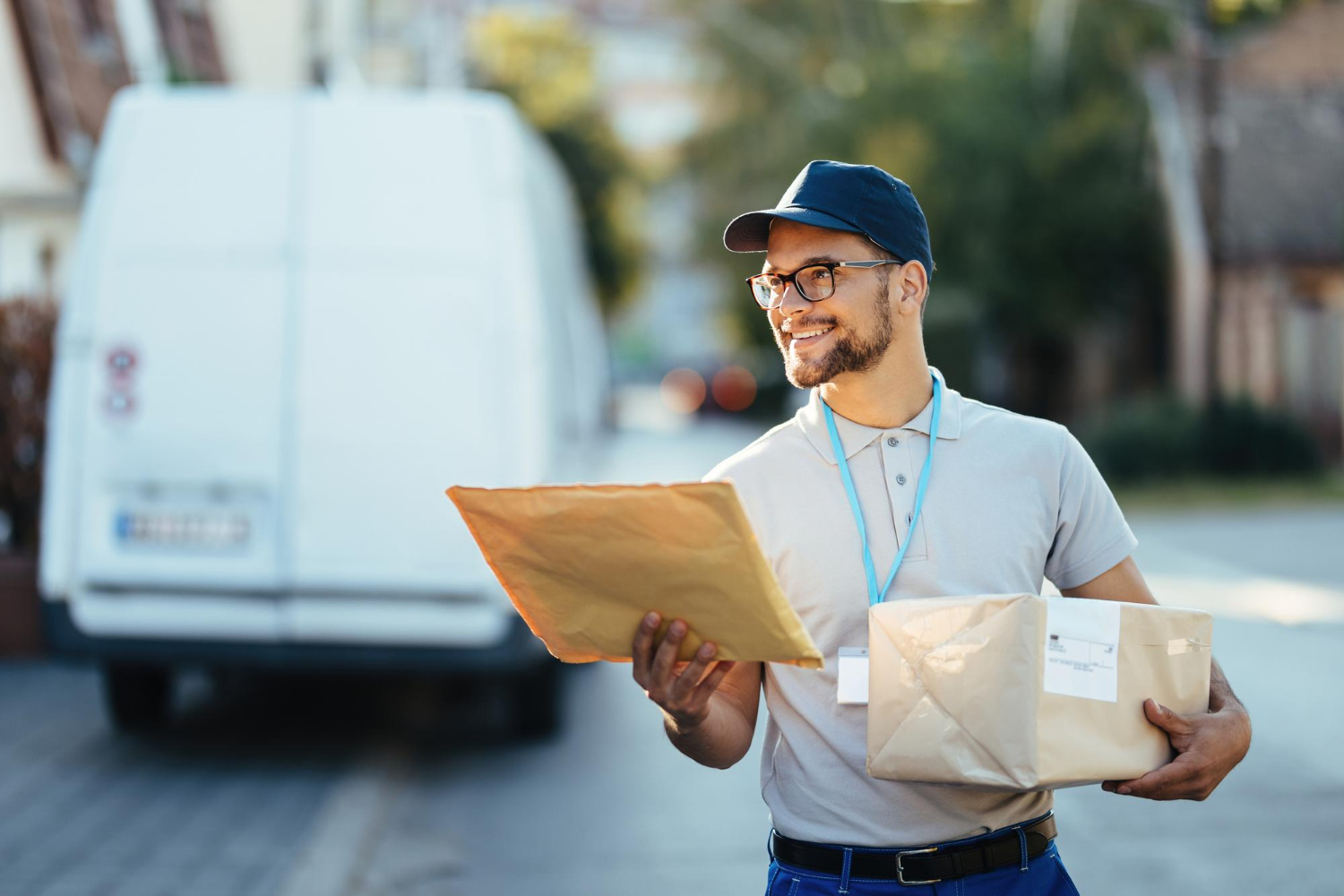 Czy kurier inpost pakuje paczki?
